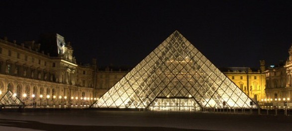 Les lampes LED illuminent la pyramide du Louvre